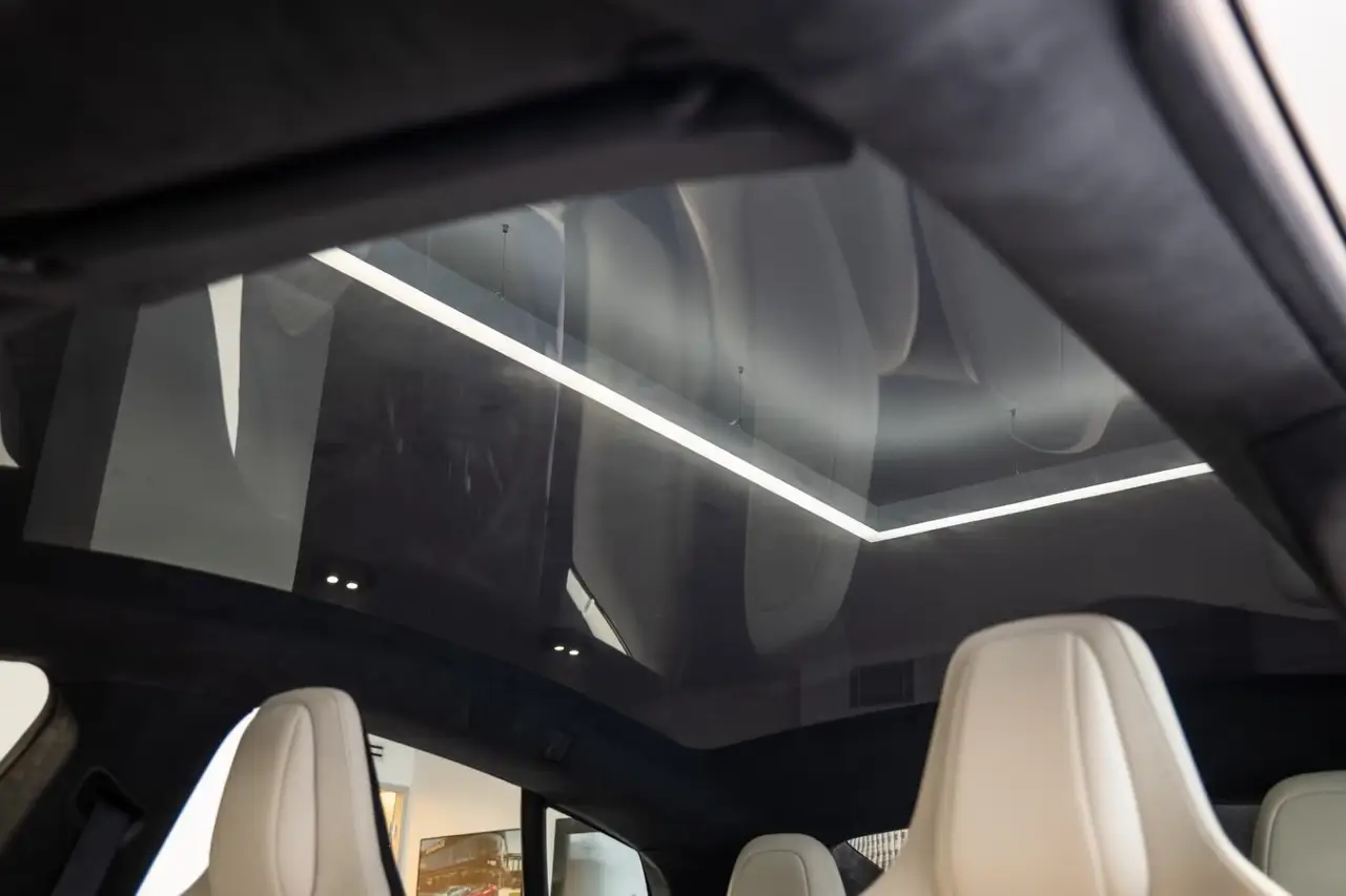 Tesla Model S Plaid 2025, Außenansicht — Luxury Car Rental Switzerland, Switzerland. Tesla Model S Plaid in Switzerland Der Tesla Model S Plaid 2025 steht in Switzerland als…