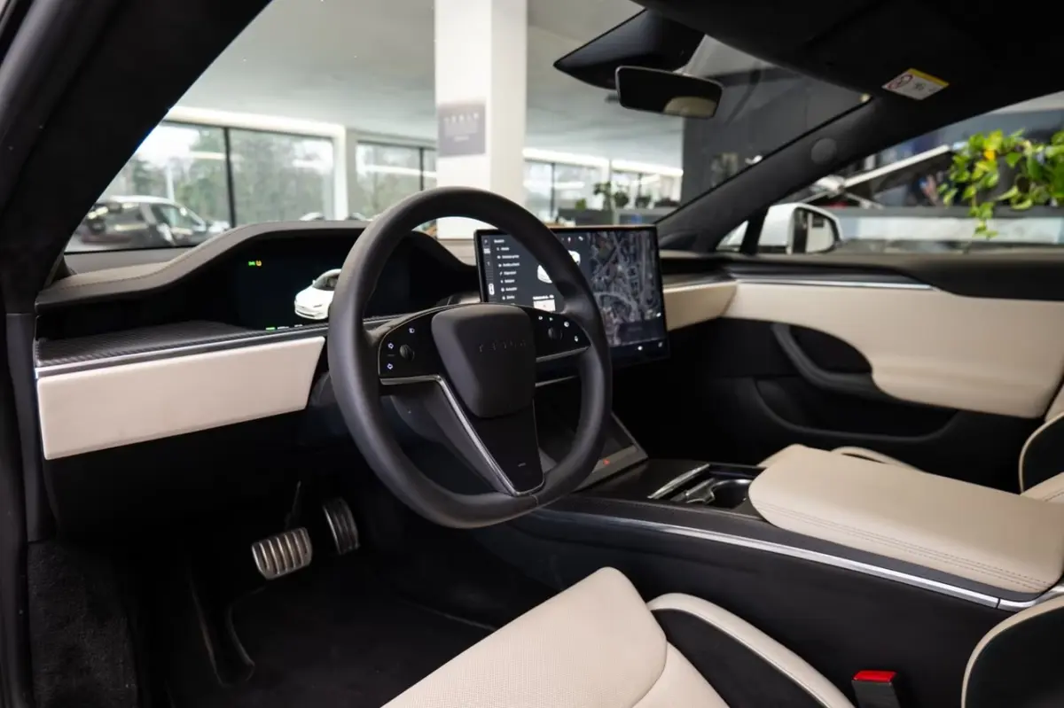 Tesla Model S Plaid 2025, Frontansicht — Luxury Car Rental Switzerland, Switzerland. Tesla Model S Plaid in Switzerland Der Tesla Model S Plaid 2025 steht in Switzerland als…