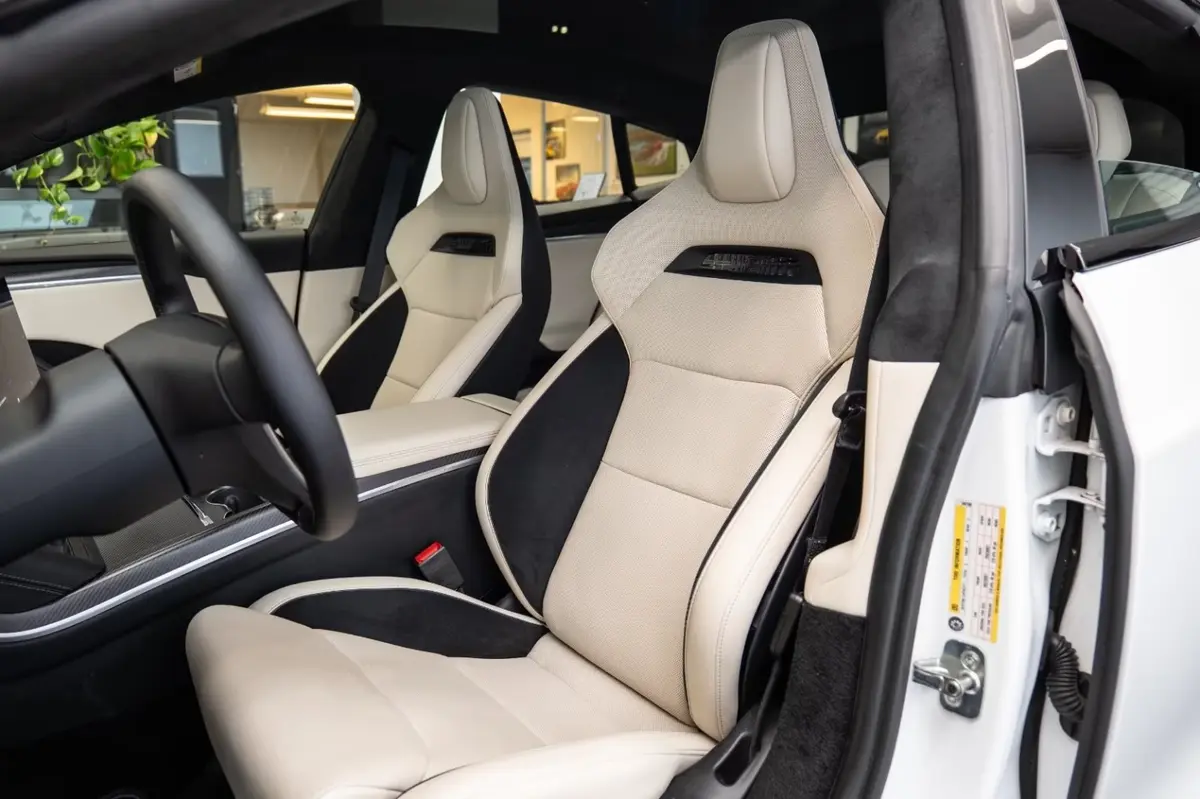 Tesla Model S Plaid 2025, Heckansicht — Luxury Car Rental Switzerland, Switzerland. Tesla Model S Plaid in Switzerland Der Tesla Model S Plaid 2025 steht in Switzerland als…