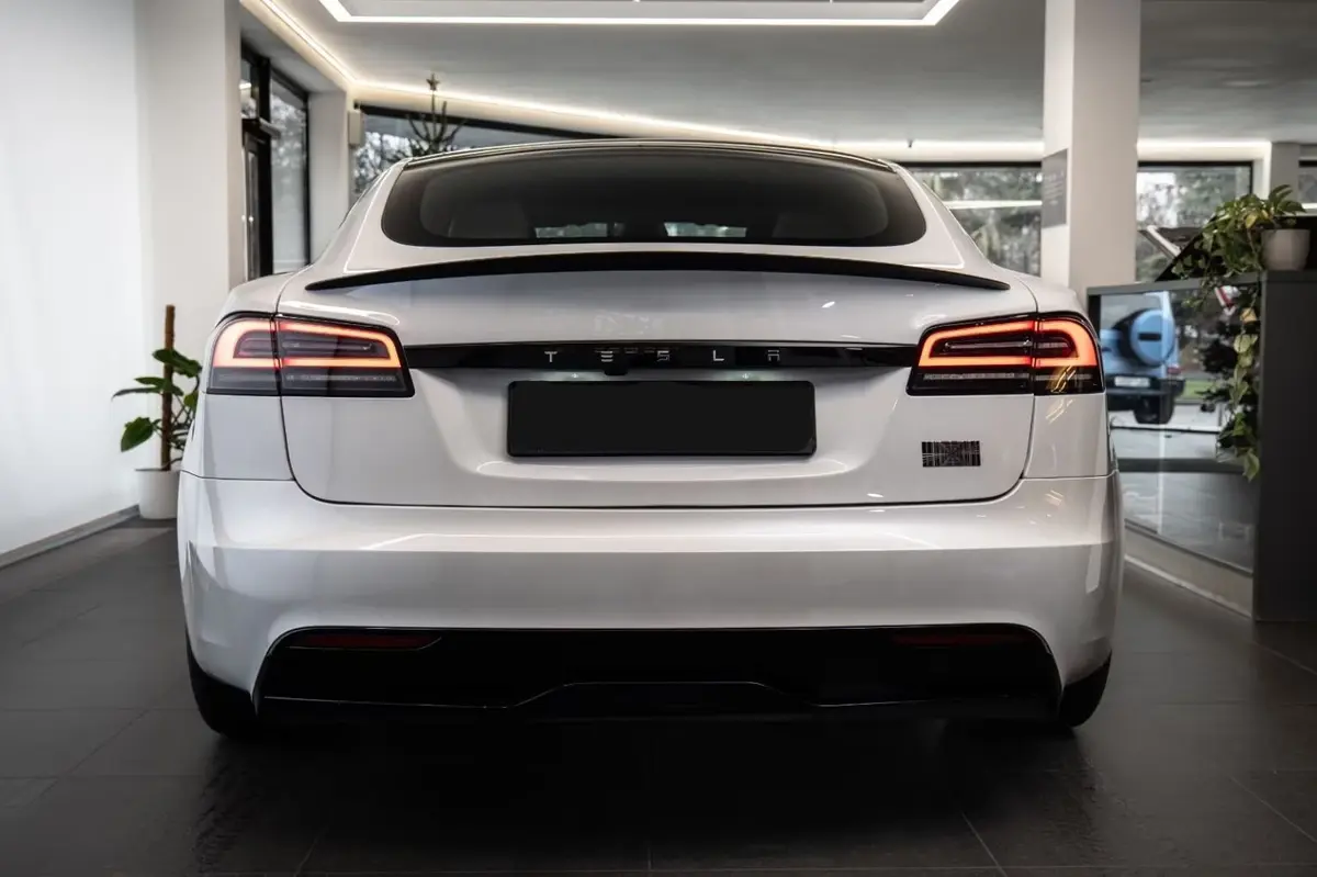 Tesla Model S Plaid 2025, Innenraum — Luxury Car Rental Switzerland, Switzerland. Tesla Model S Plaid in Switzerland Der Tesla Model S Plaid 2025 steht in Switzerland als…