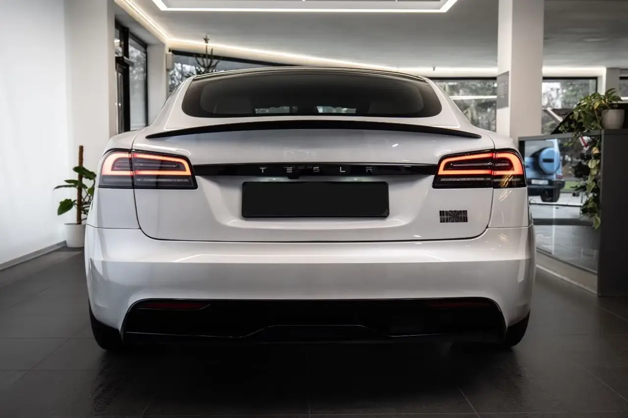 Tesla Model S Plaid 2025, Innenraum — Luxury Car Rental Switzerland, Switzerland. Tesla Model S Plaid in Switzerland Der Tesla Model S Plaid 2025 steht in Switzerland als…