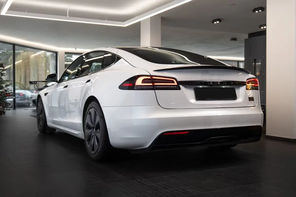 Tesla Model S Plaid 2025, Armaturenbrett — Luxury Car Rental Switzerland, Switzerland. Tesla Model S Plaid in Switzerland Der Tesla Model S Plaid 2025 steht in Switzerland als…