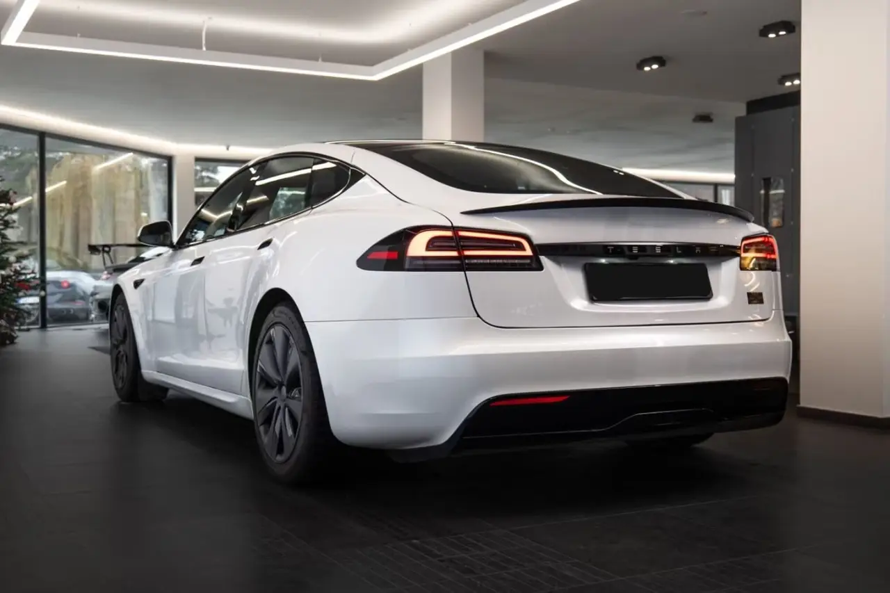 Tesla Model S Plaid 2025, Armaturenbrett — Luxury Car Rental Switzerland, Switzerland. Tesla Model S Plaid in Switzerland Der Tesla Model S Plaid 2025 steht in Switzerland als…