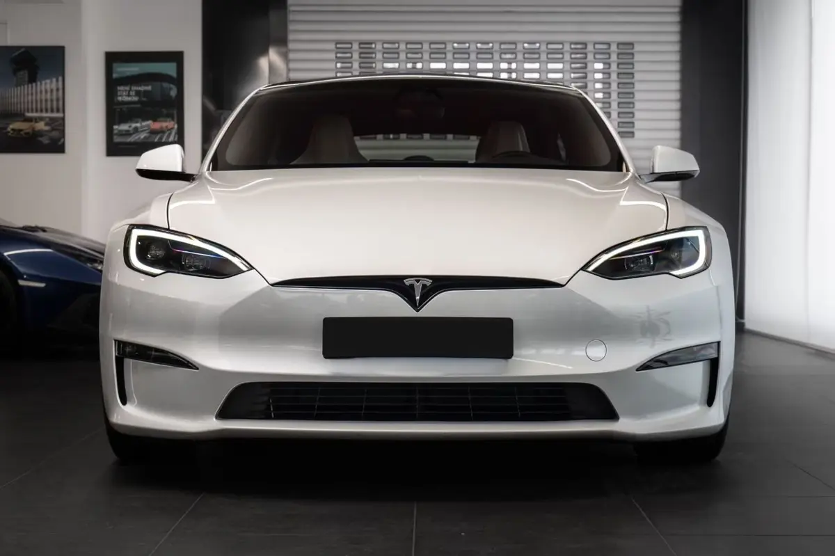 Tesla Model S Plaid 2025, Seitenprofil — Luxury Car Rental Switzerland, Switzerland. Tesla Model S Plaid in Switzerland Der Tesla Model S Plaid 2025 steht in Switzerland als…