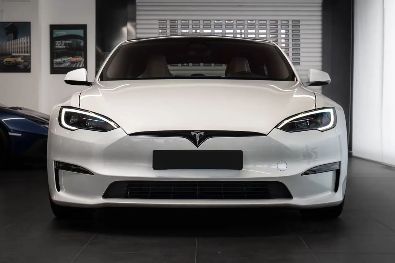 Tesla Model S Plaid 2025, Seitenprofil — Luxury Car Rental Switzerland, Switzerland. Tesla Model S Plaid in Switzerland Der Tesla Model S Plaid 2025 steht in Switzerland als…